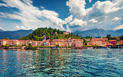 Bellagio am Comer See in der Lombardei, Italien, mit einer Promenade am Ufer, umgeben von den Alpen.