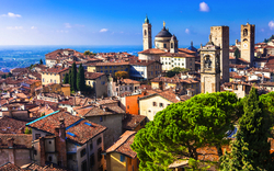 Panorama von Bergamo, Italien, mit historischen Gebäuden und Türmen im Vordergrund.