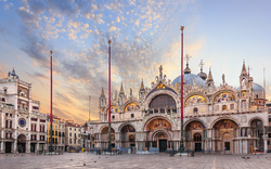 Platz und Basilika San Marco in Venedig bei Sonnenaufgang.