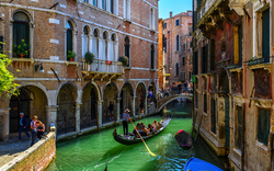 Gondel auf einem Kanal in Venedig, umgeben von historischen Gebäuden.
