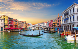 Gondeln auf dem Canal Grande in Venedig bei Sonnenuntergang.