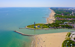Strand mit Sanddünen und Küstenlinie aus der Vogelperspektive.