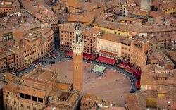 Luftaufnahme des Piazza del Campo in Siena, umgeben von historischen Gebäuden.
