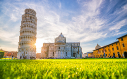 Schiefer Turm von Pisa und Kathedrale bei Sonnenuntergang.