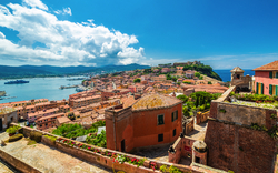 Stadtansicht von Portoferraio auf der Insel Elba mit Meer im Hintergrund.